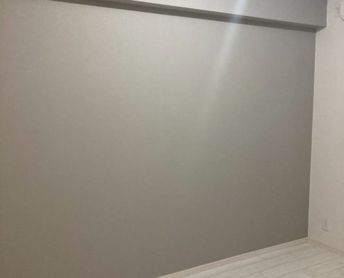 東京都大田区マンション 洋室内装リフォーム施工後 アクセントクロスと白系フローリングで明るくなった室内