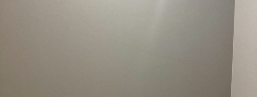 東京都大田区マンション 洋室内装リフォーム施工後 アクセントクロスと白系フローリングで明るくなった室内