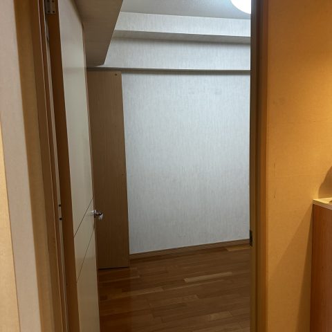 東京都大田区マンション 洋室内装リフォーム施工前 濃色フローリングと経年劣化したクロス