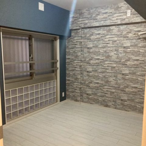 東京都大田区マンション サービスルーム内装リフォーム施工後 アクセントクロスと明るい床