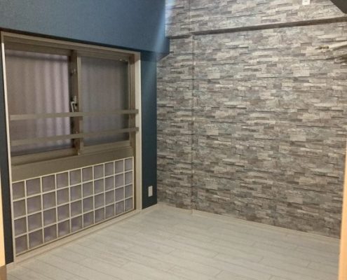 東京都大田区マンション サービスルーム内装リフォーム施工後 アクセントクロスと明るい床