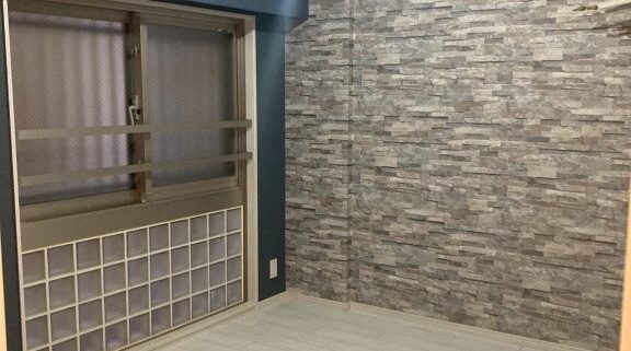 東京都大田区マンション サービスルーム内装リフォーム施工後 アクセントクロスと明るい床