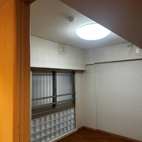 東京都大田区マンション サービスルーム内装リフォーム施工前 濃色フローリングと劣化クロス