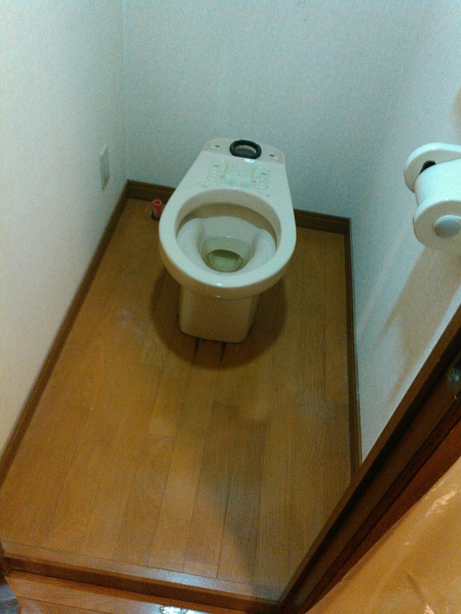 トイレの内装リフォーム 壁紙の張り替え 便器交換 東京都渋谷区笹塚の某マンション 大田区でマンション アパートのリフォーム するなら アーバンサービス